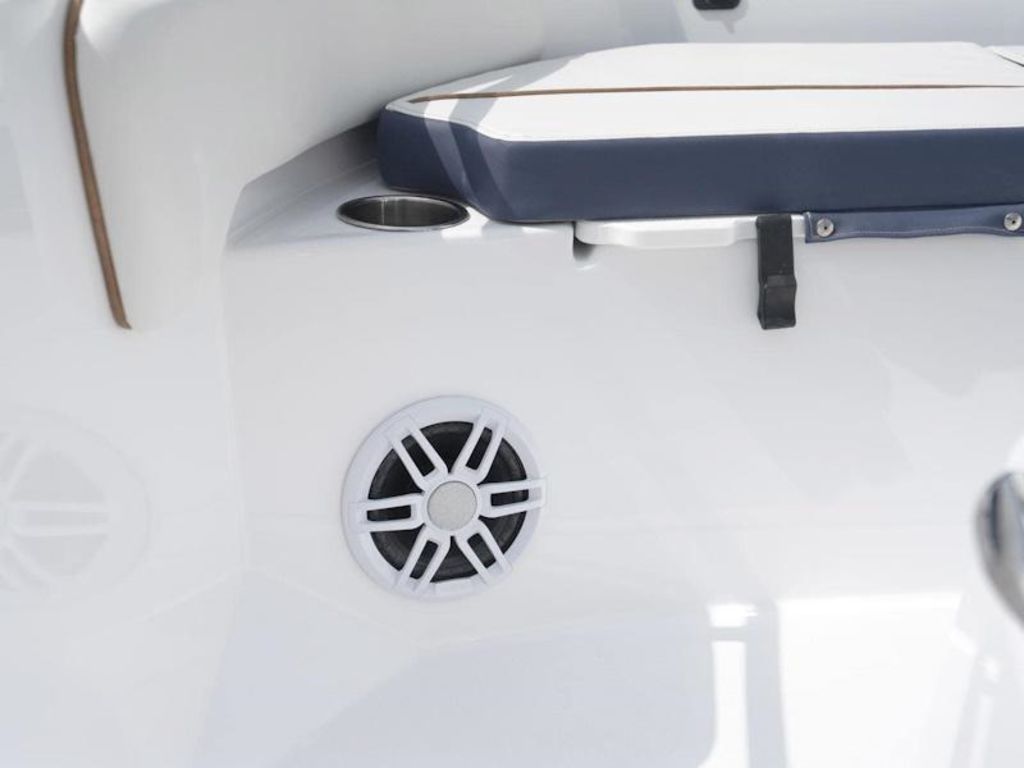 2027 Stingray 17CC Base