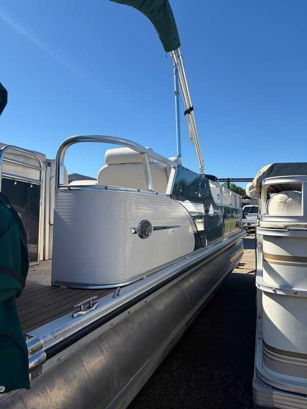 Used 2011 AVALON 2585EL PARADISE TRI TOON