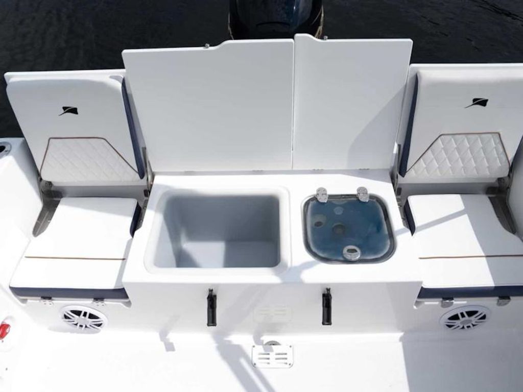 2027 Stingray 17CC Base