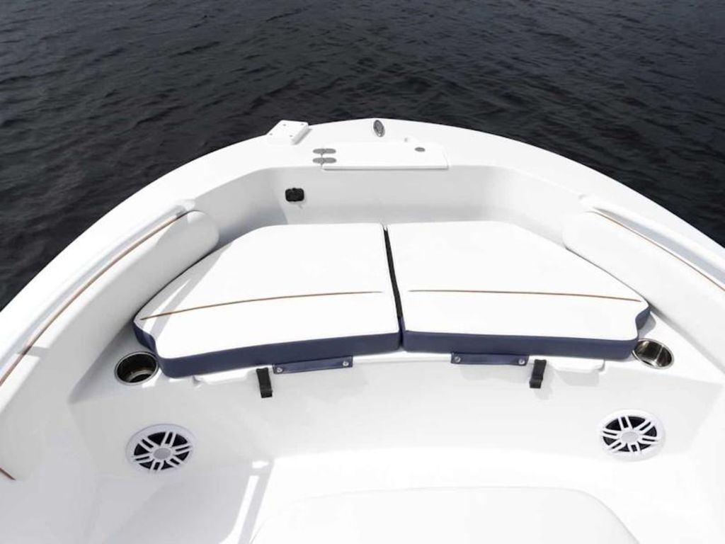 2027 Stingray 17CC Base