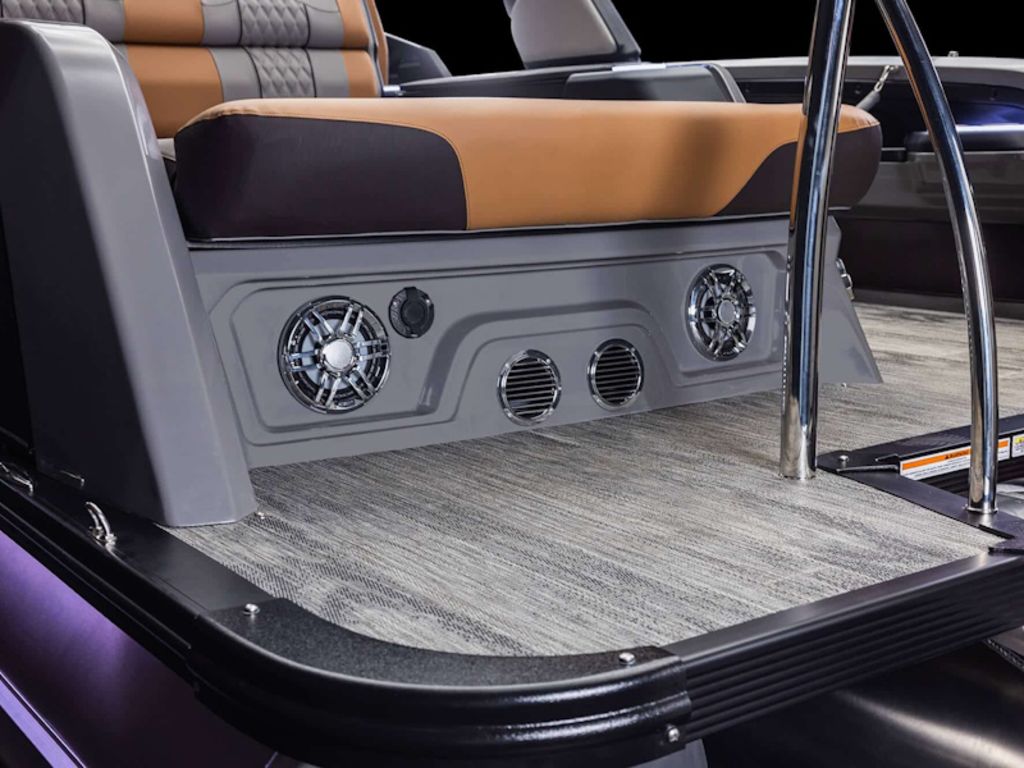 2026 Avalon Excalibur LTD Versatile Rear Bench Windshield 25 FT