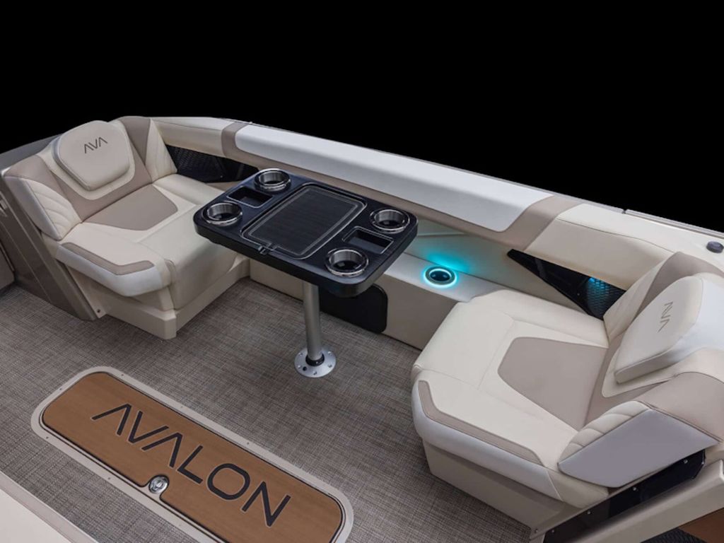 2026 Avalon Excalibur Elite Windshield 27 FT