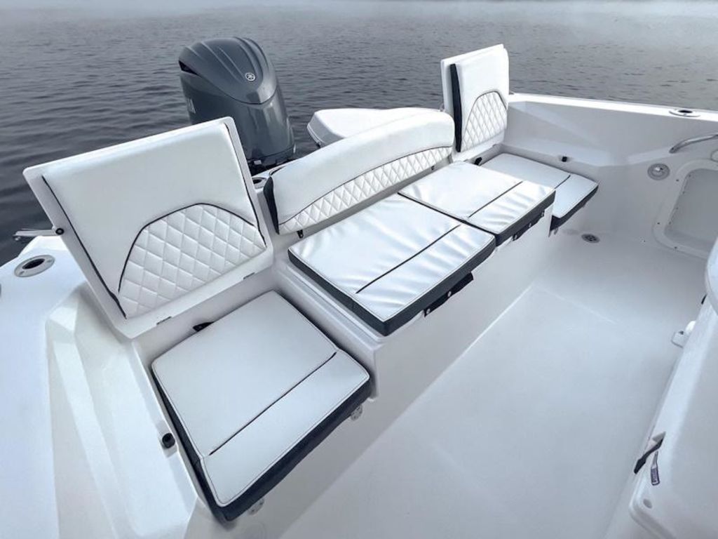 2027 Stingray 24HY (CC) Base