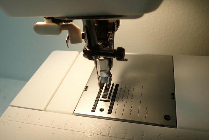 Used PFAFF Type 610A Select 4.0 Sewing Machine with Cover & Foot Pedal / Controller
