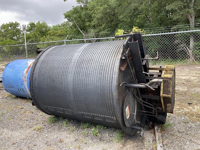 Used Used approximately 1500 gallon vertical stainless steel jacketed mix tank