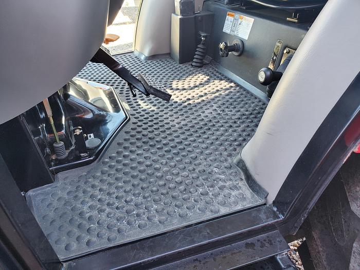 Mahindra 2665ST Tractor w/ Loader ** 2 hrs - Never Used **