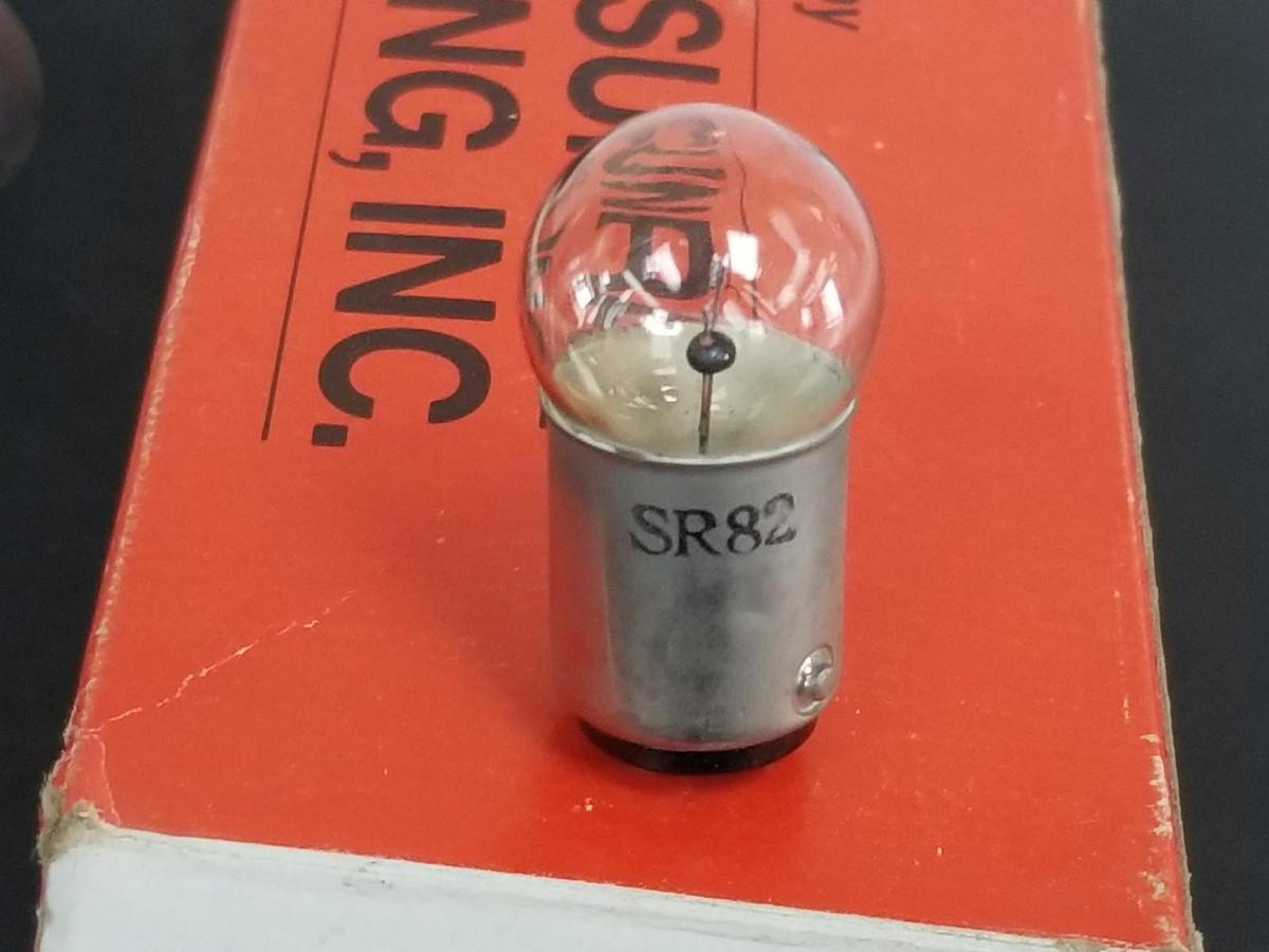 BOX OF 10 NEW SUNRAY LIGHTING, INC. 1414 LAMPS