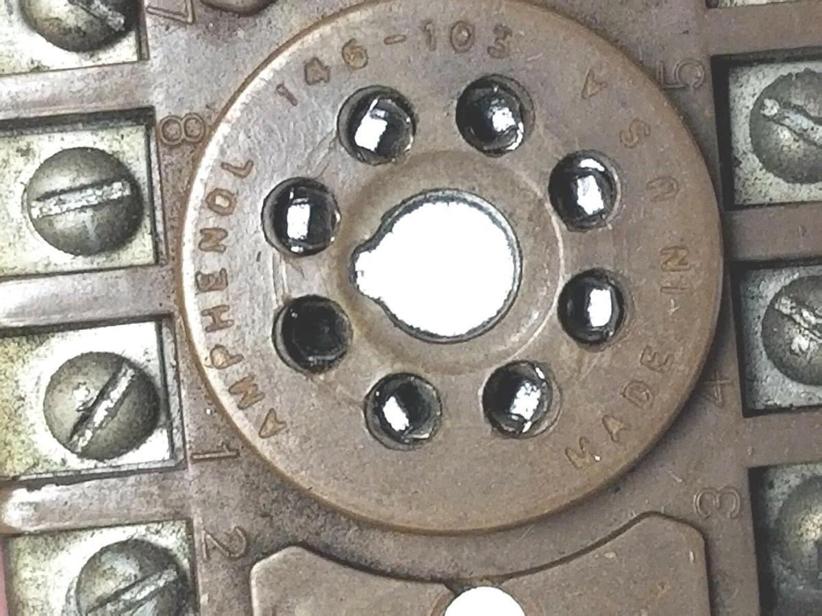 Used AMPHENOL 146-103 RELAY SOCKET 8PIN 146103