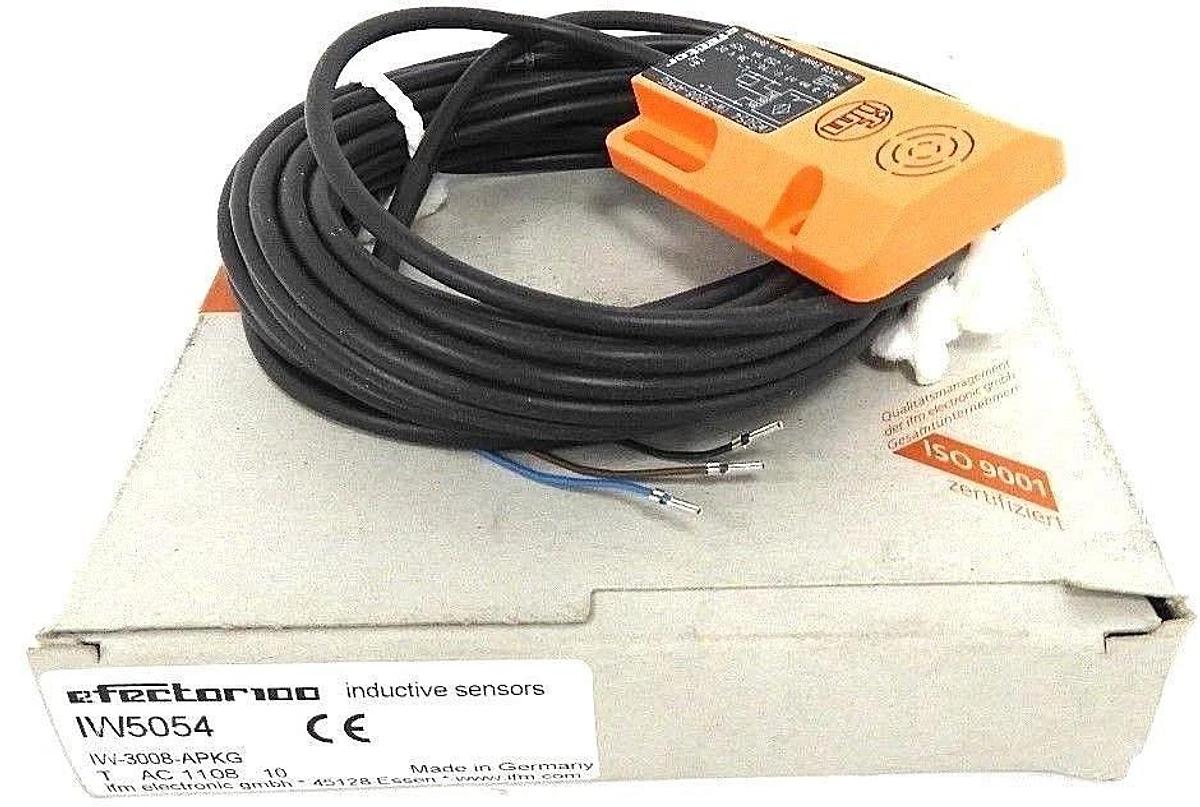 Used NIB IFM EFECTOR IW5054 PROXIMITY SWITCH INDUCTIVE IW-3008-APKG, 10-36 VDC