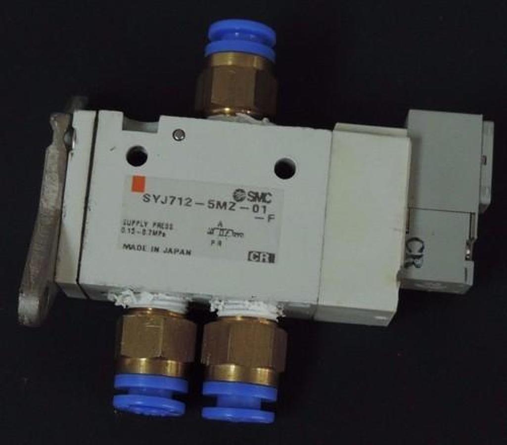 Used SMC SYJ712-5MZ-01-F 3-PORT SOLENOID VALVE SYJ7125MZ01F