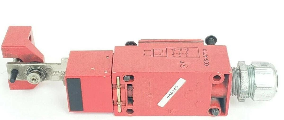 Used TELEMECANIQUE XCS-A713 LIMIT SWITCH XCSA713 W/ KEY, XCS
