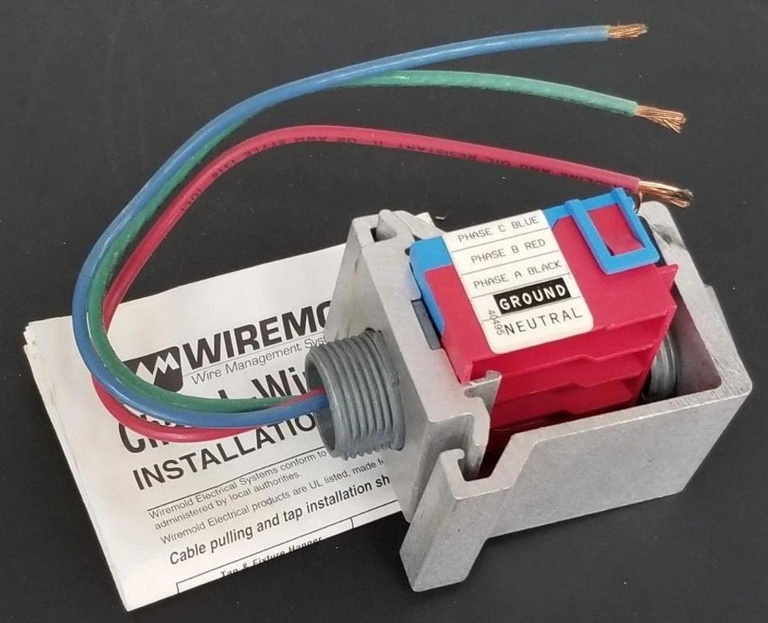 Used NIB WIREMOLD T480BC75 TAP & FIXTURE HANGER 3/4'' 20A/480V RED/BLUE T600BC75