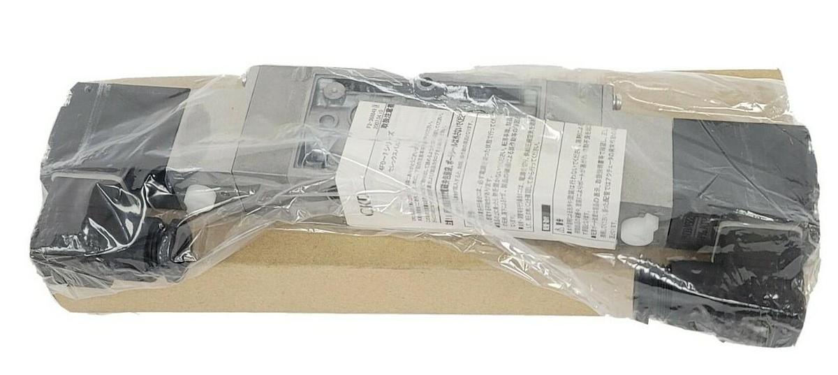 NIB CKD 4F330-10-F PNEUMATIC PILOT VALVE AC200V 4F33010F