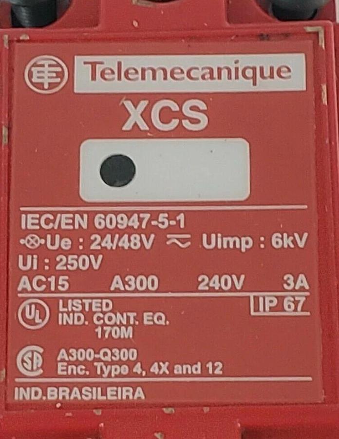 Used TELEMECANIQUE XCS-A713 LIMIT SWITCH XCSA713 W/ KEY, XCS