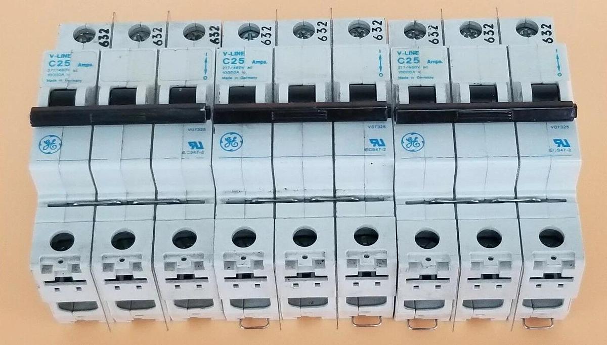 Used LOT OF 3 GENERAL ELECTRIC V07325 CIRCUIT BREAKERS 277/480V 25A V-LINE C25