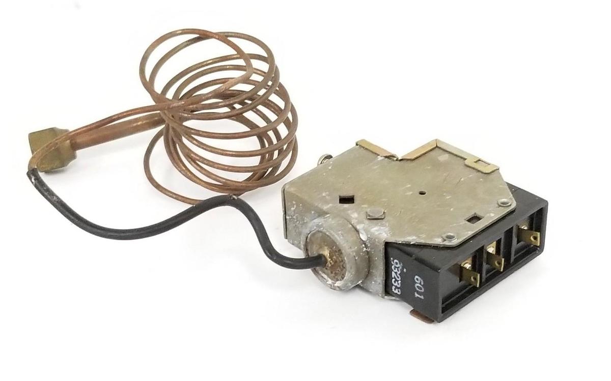 Used JOHNSON CONTROLS / PENN 9322G THERMOSTAT MODULE 601 93233