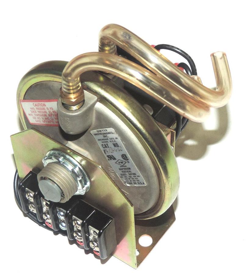 Used NEW DWYER SERIES 1824 VERTICAL DIAPHRAGM PRESSURE SWITCH WITH BRACKET 1824-225
