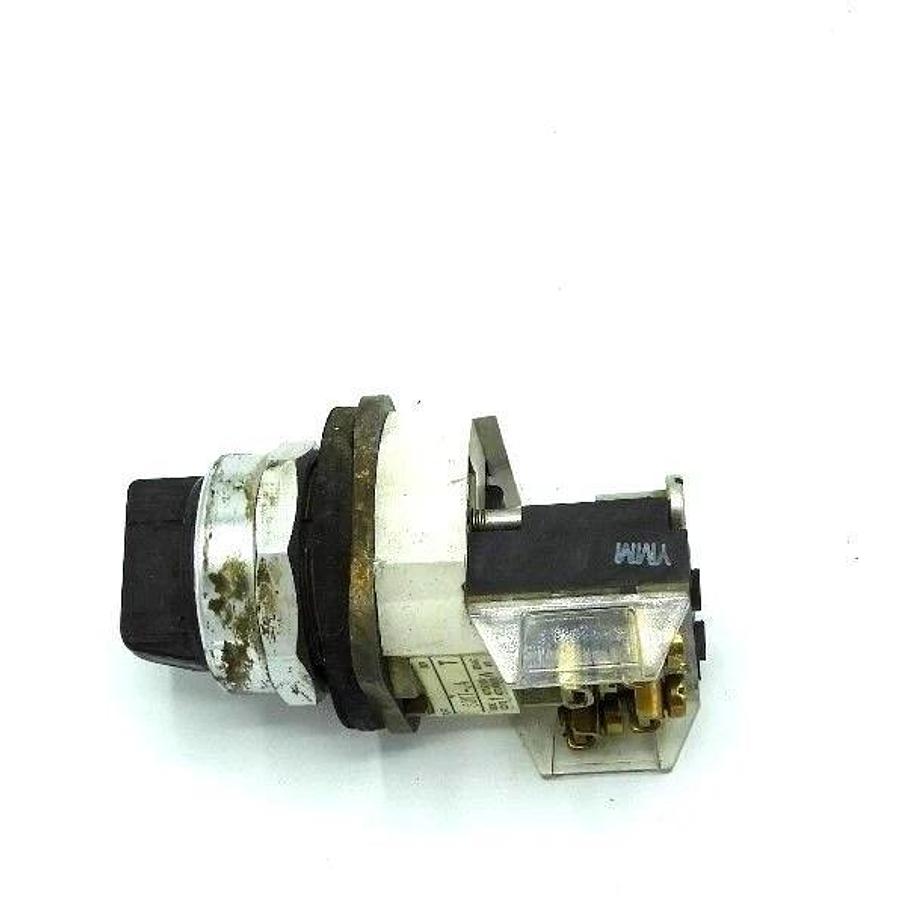 Used ALLEN BRADLEY 800T-J4 SELECTOR SWITCH SER. T W/ 800T-XA SER. D CONTACT