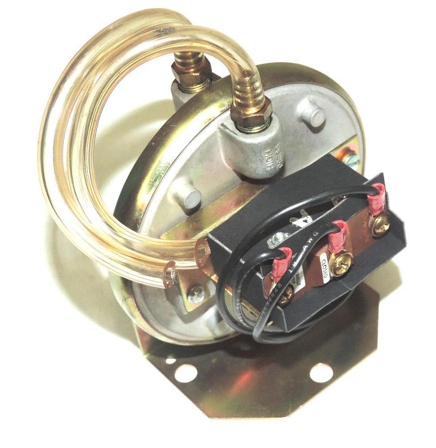 NEW DWYER SERIES 1824 VERTICAL DIAPHRAGM PRESSURE SWITCH WITH BRACKET 1824-225