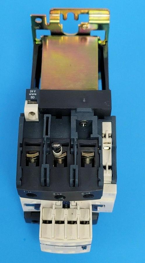 Used TELEMECANIQUE LP1-D8011-BD CONTACTOR 3-POLE 24VDC COIL W/ LADN22