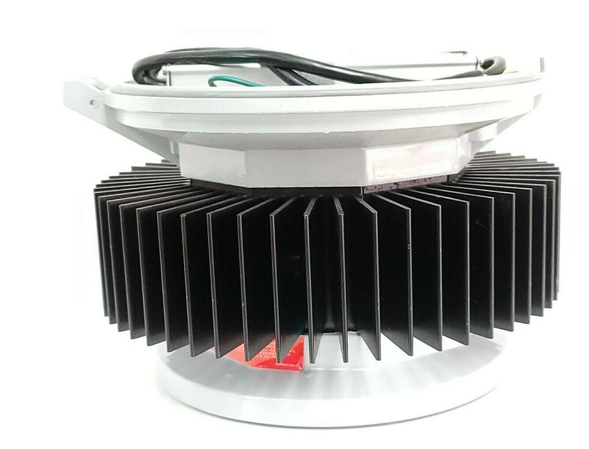 Used NEW COOPER CROUSE-HINDS VMV9L LED LIGHT W/ (2) TRC-050S110SC LED DRIVERS