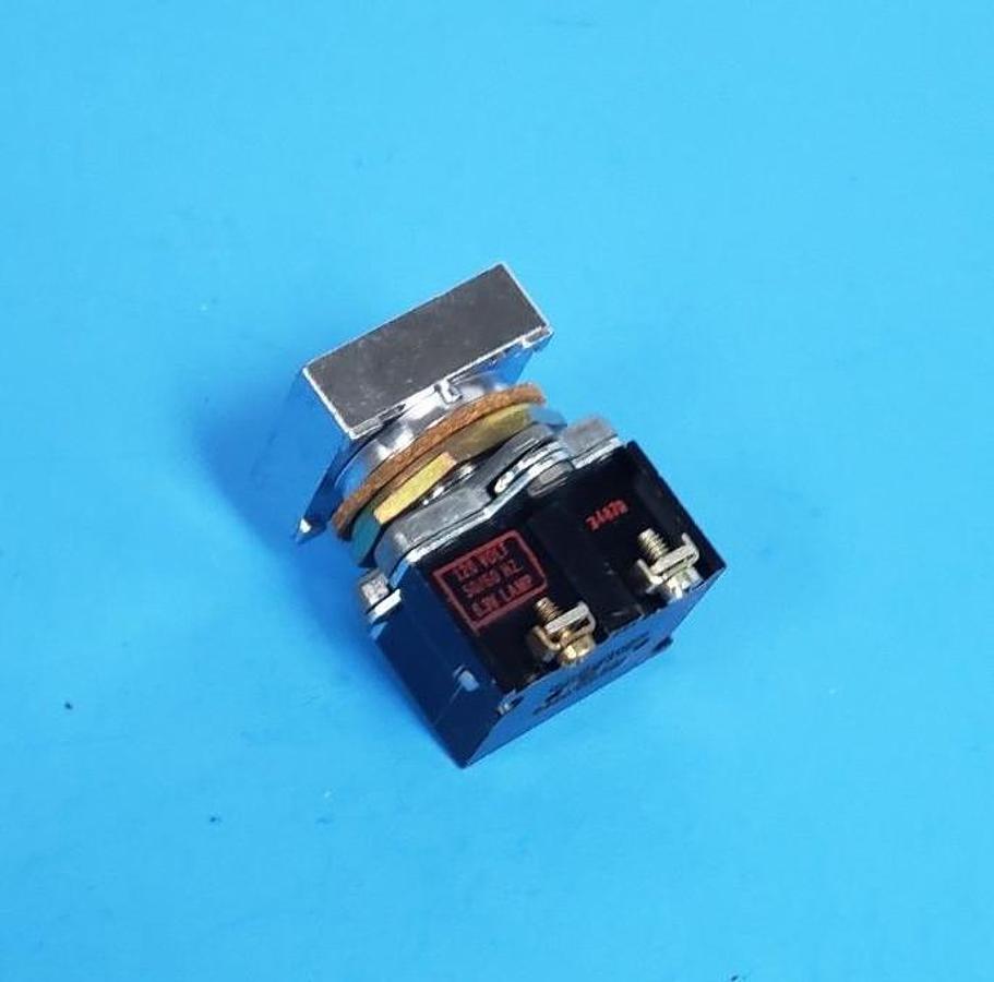Used NIB CUTLER-HAMMER E30BA COMPACT PUSHBUTTON INDICATING LIGHT 120V, 60/50HZ