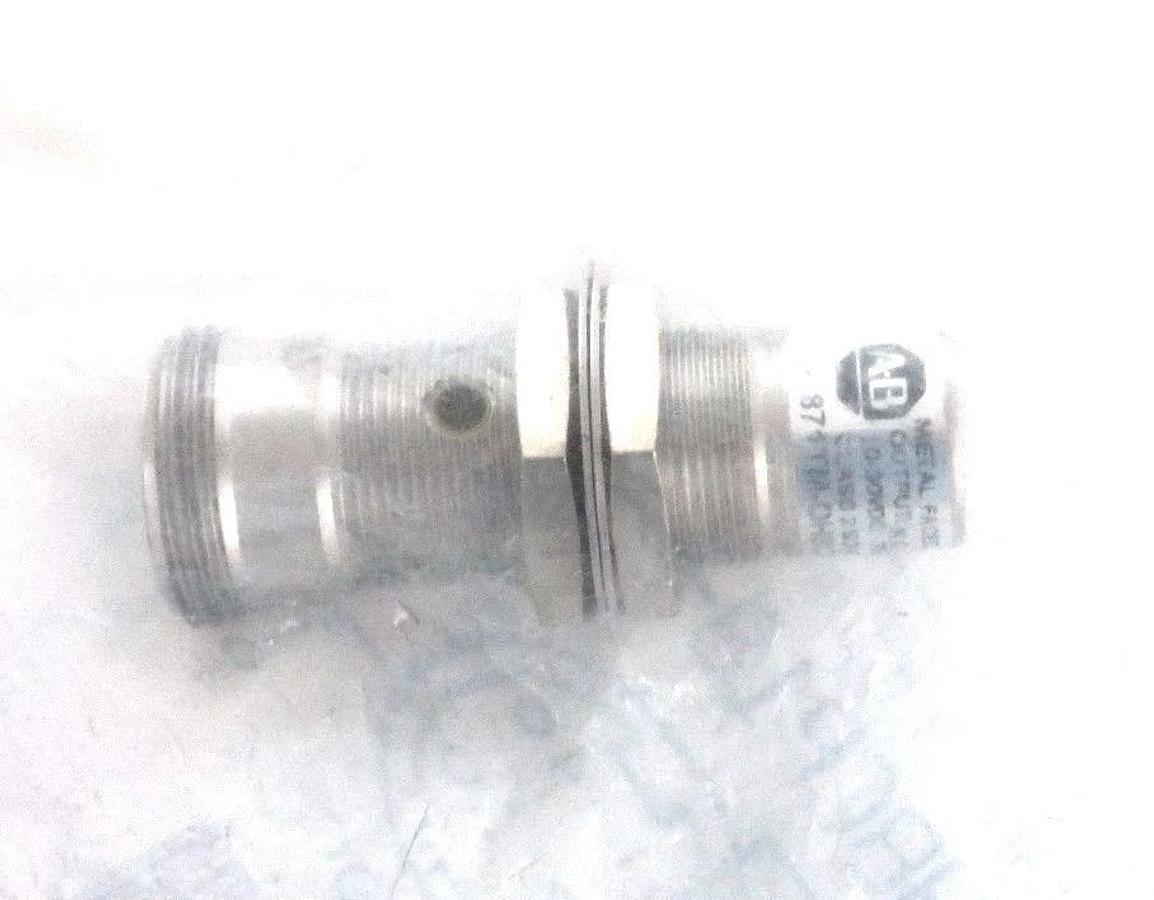 Used NIB ALLEN BRADLEY 871TM-DH8CP18-N4 SER. A INDUCTIVE PROXIMITY SENSOR 10-30VDC