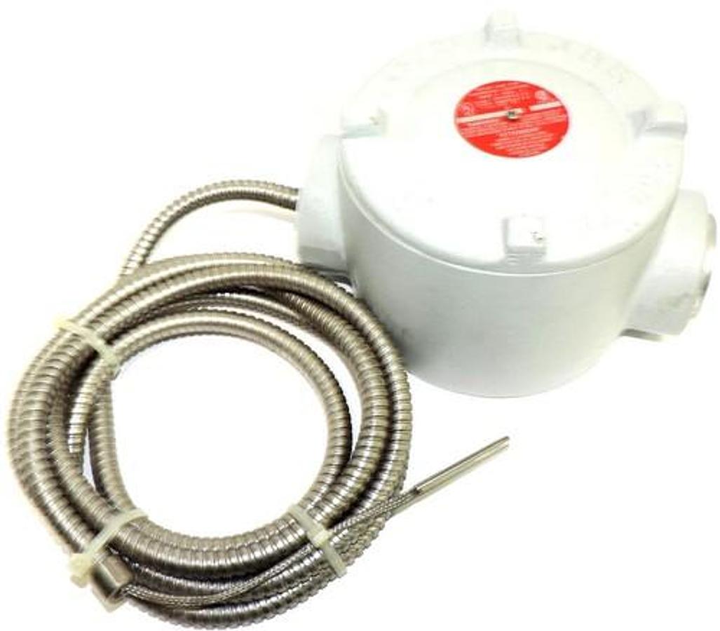 Used NEW THERNON ET7-200 THERMOSTAT. RANGE 0-200F, 14 AMP, 120-240 VAC, ET7200