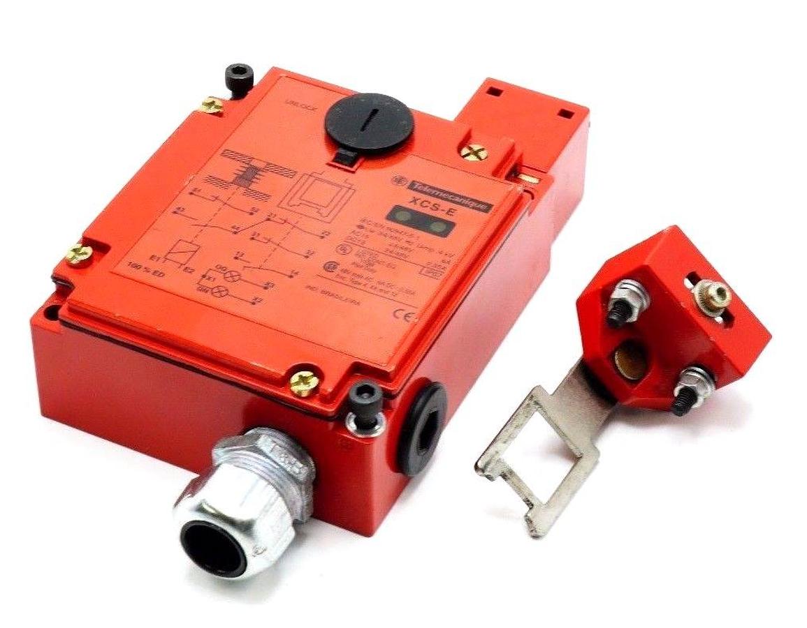 Used TELEMECANIQUE XCSE7513 SAFETY LIMIT SWITCH XCS-E7513 W/ KEY-TONGUE XCS-Z03