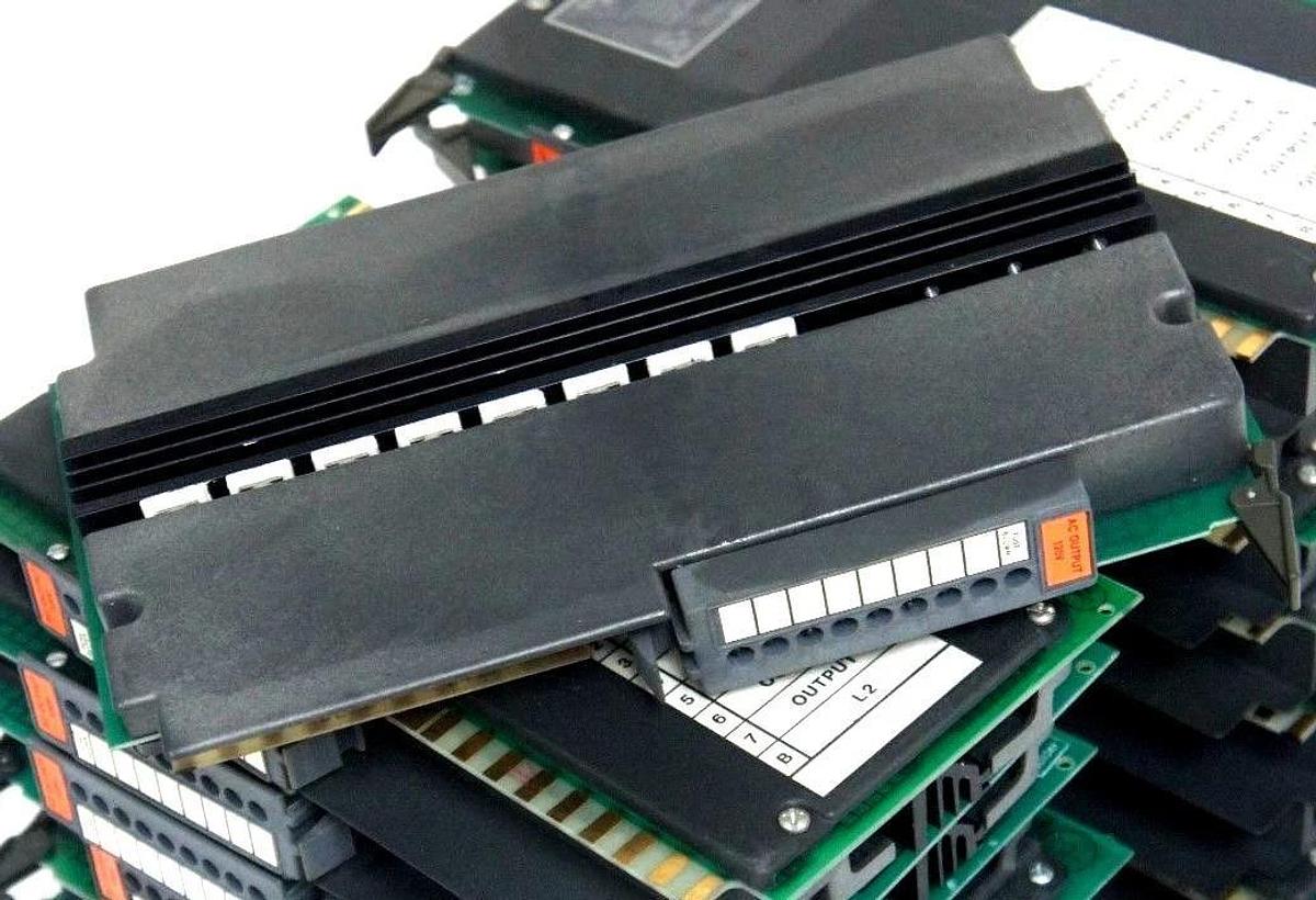 Used LOT OF 14 ALLEN BRADLEY 1771-OA (120V) AC OUTPUT MODULES SER B, 120V, 1771OA