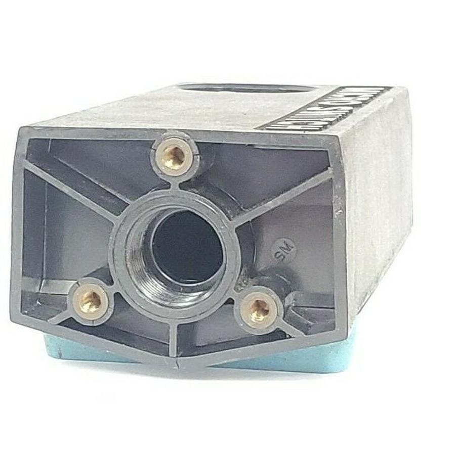 Used HONEYWELL FE-MLS8C PHOTOELECTRIC CONTROL 40 FOOT RANGE 115 VAC INPUT