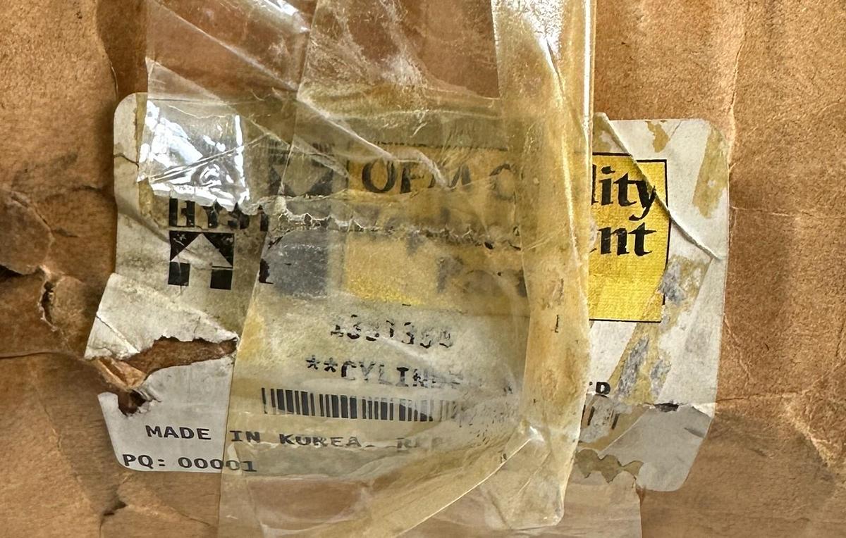 Used NEW HYSTER 1351354 / HY1351354 OEM MASTER CYLINDER FOR FORKLIFT *DAMAGED BOX