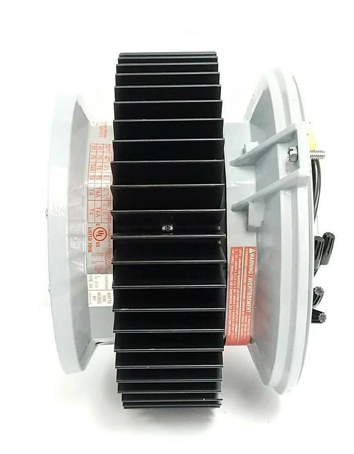 NEW COOPER CROUSE-HINDS VMV9L LED LIGHT W/ (2) TRC-050S110SC LED DRIVERS