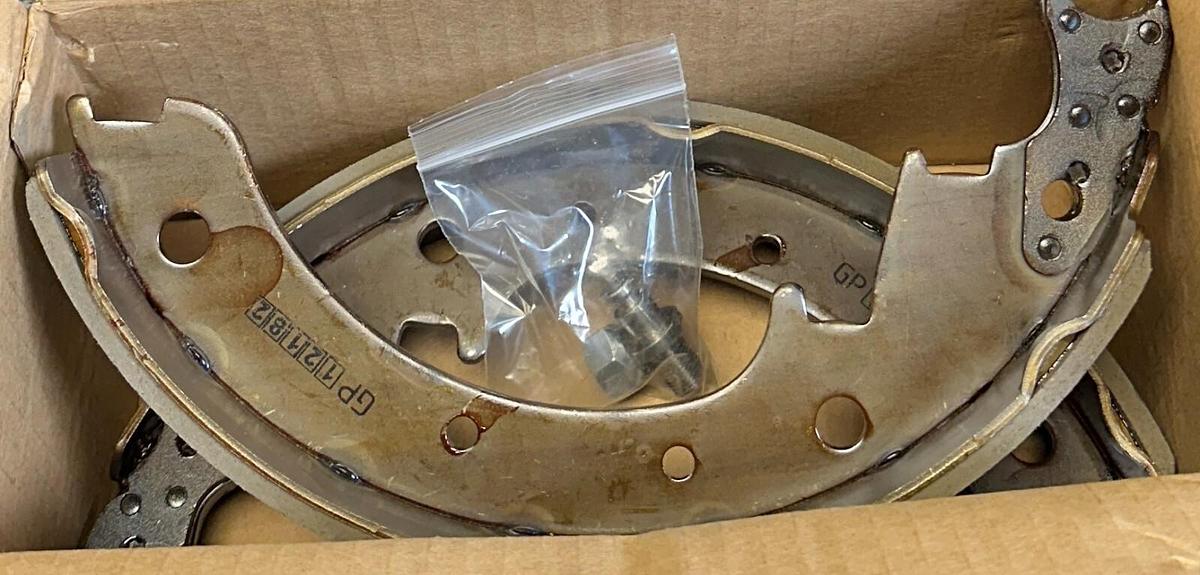 Used YALE PREMIER 800137782 / YT800137782 OEM BRAKE SHOE SET (2) FOR FORKLIFT NSMP