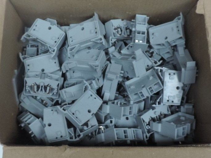Used LOT OF 88 NEW PHOENIX CONTACT IEC-60947-7-1, TERMINAL BLOCKS GREY IEC6094771