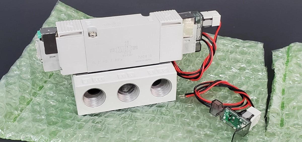 Used NIB CKD 4GE320R-10-E2-3 VALVE ASSEMBLY 4GE320R10E23, DC24V
