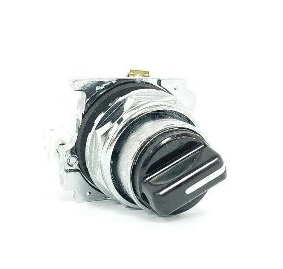 Used CUTLER-HAMMER 2-POSITION SELECTOR SWITCH W/ 10250T/91000T SER. D2 CONTACT BLOCK
