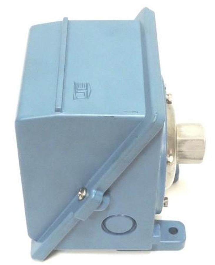 Used NEW UNITED ELECTRIC TYPE J403 MODEL 555 PRESSURE SWITCH J403555 RANGE: 0-100 PSI
