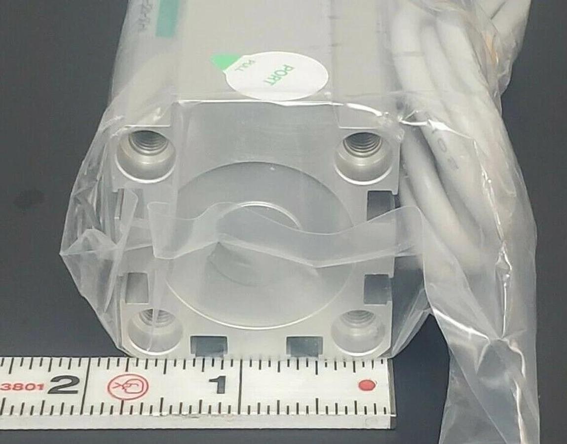 Used NEW CKD SSD-L-32D-50-N COMPACT CYLINDER SSDL32D50N W/ T2YV REED SWITCHES
