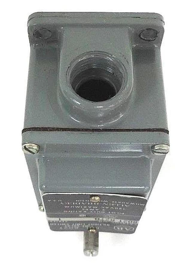 Used ALLEN BRADLEY 802T-R2TD SER. 1 TIME DELAY OILTIGHT LIMIT SWITCH W/ Z-24811 HEAD