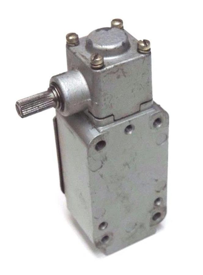 Used WESTINGHOUSE RRLB OIL TITE LIMIT SWITCH 10AMP CONT. 600 VAC. MAX.