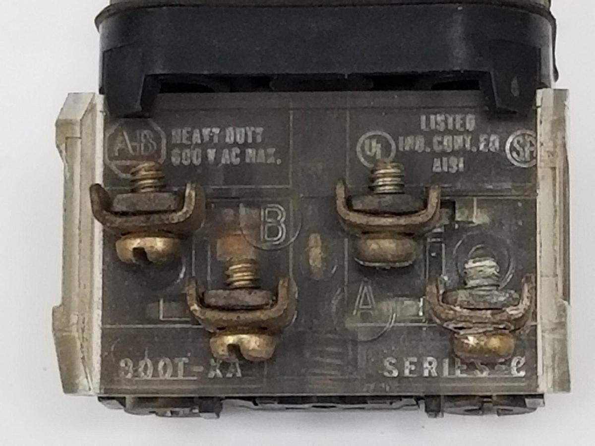 Used ALLEN BRADLEY 800T-B6 PUSHBUTTON RED SER. N, W/ (1) 800T-XA CONTACT