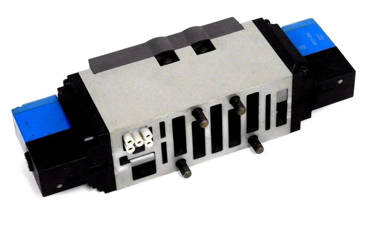 Used SMC VSS8-8-FG-D-3EZ-V1 PLUG IN SOLENOID VALVE BLUE DC21 COILS VSS88FGD3EZV1