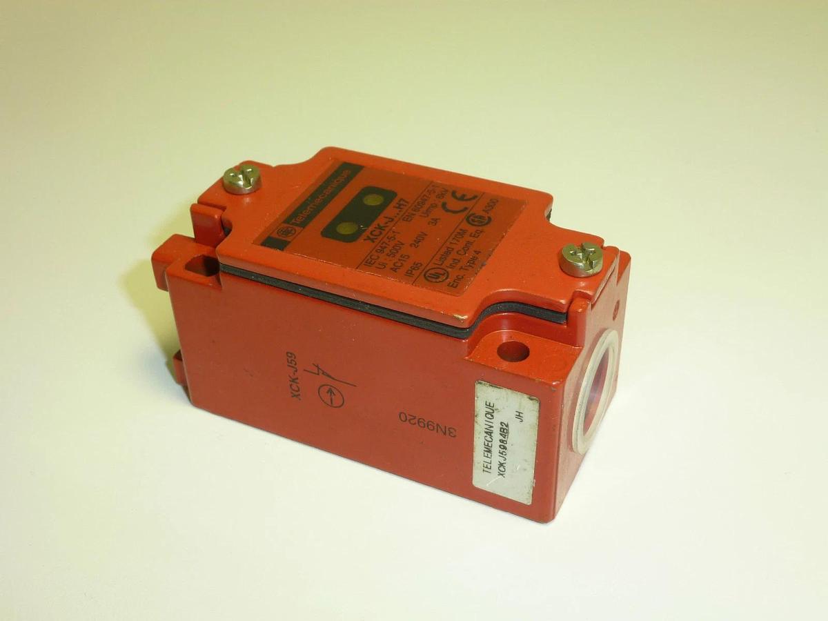 Used TELEMECANIQUE XCK-J59H7 SAFTEY INTERLOCK SWITCH XCKJ59H7