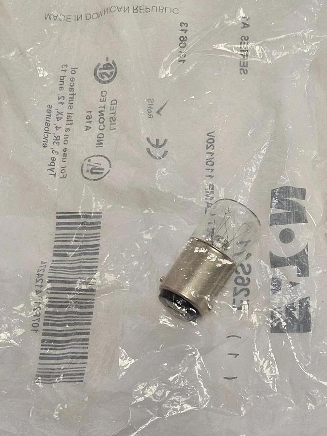 Used LOT OF 3 NEW EATON E26S11 INCANDESCENT LAMPS 110/120V SERIES A1