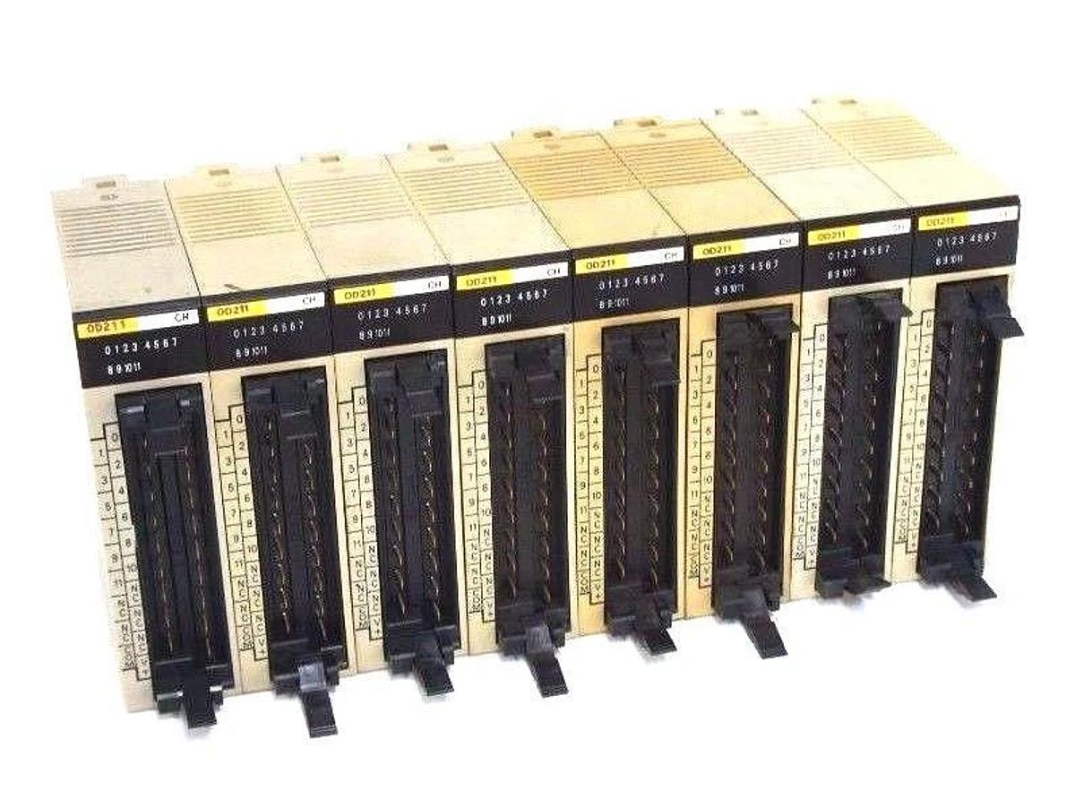 Used OMRON C200H-OD211 OUTPUT UNIT 24VDC 0.3A/POINT .2A UNIT C200H-0D211 - LOT OF 8