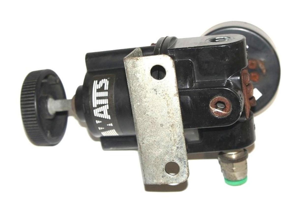 Used WATTS R230-02B REGULATOR, 1/4" NPT, 0-30 PSI, R23002B