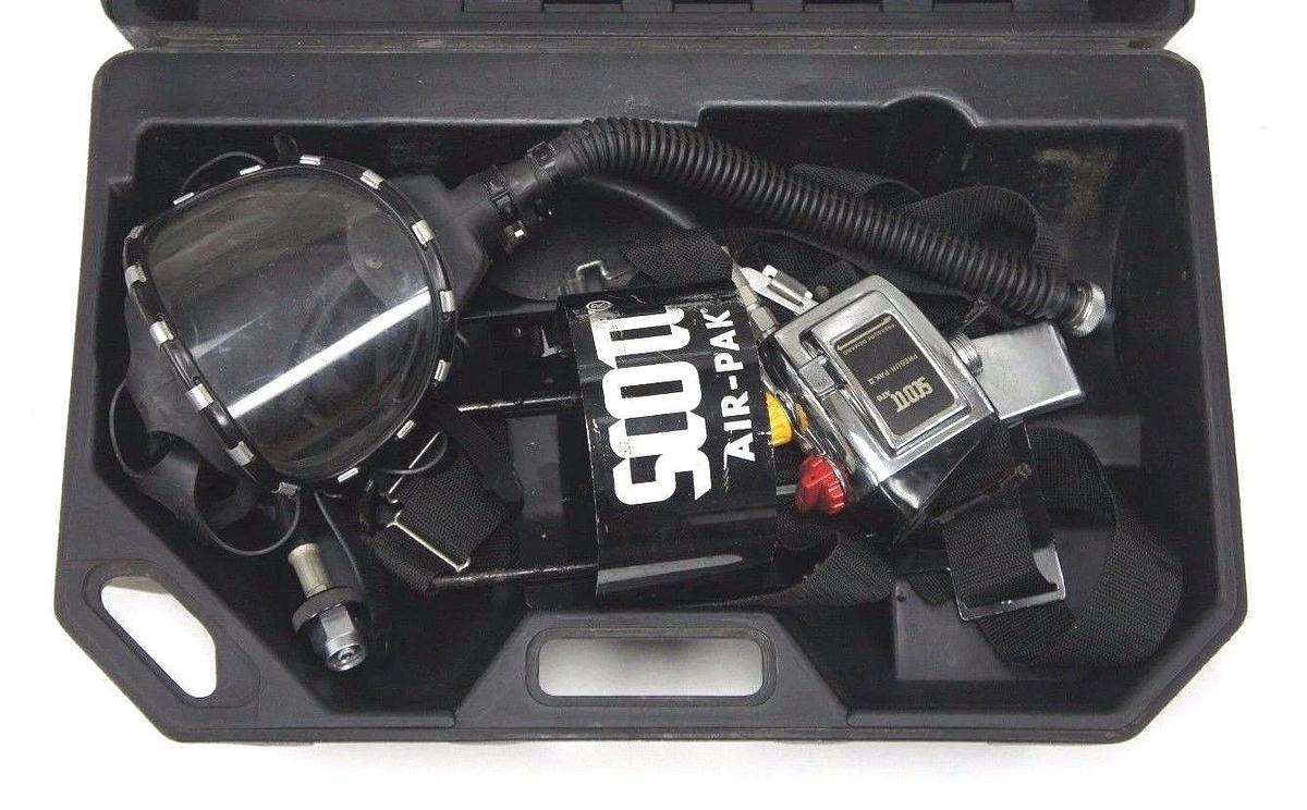 Used SCOTT AIR-PAK II PRESUR-PAK 800212-00 HARNESS P/N 800020-04 WITH MASK AND CASE