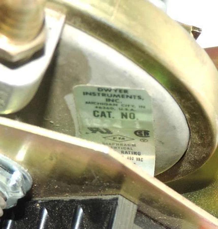 Used DWYER 1824-1 VERTICAL DIAPHRAGM PRESSURE SWITCH 15A 18241