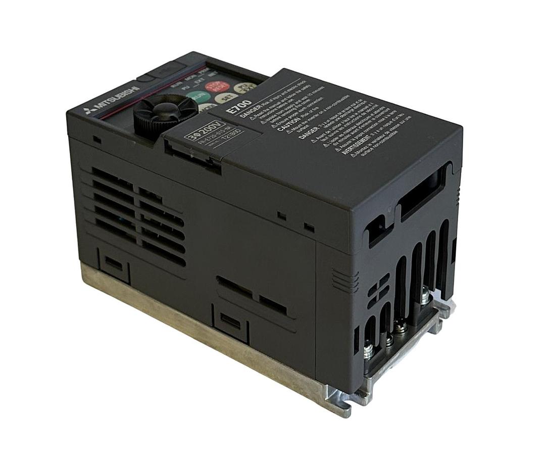 Used NEW MITSUBISHI FR-E720-015-NA / FRE720015NA E700 COMPACT INVERTER 3-PHASE 240V